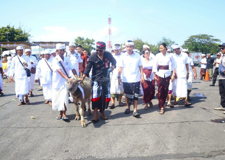 Upacara Mulang Pekelem Digelar untuk Sucikan Selat Bali