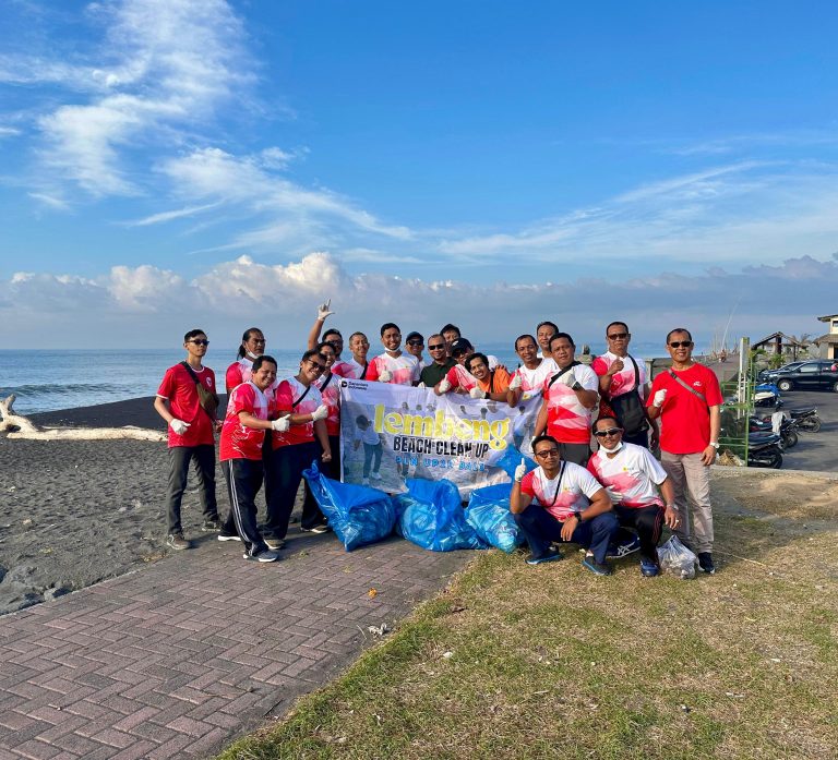 PLN UP2D Bali Gelar Aksi Bersih Pantai Lembeng, Wujud Nyata Komitmen ESG dan Layanan Berkelanjutan
