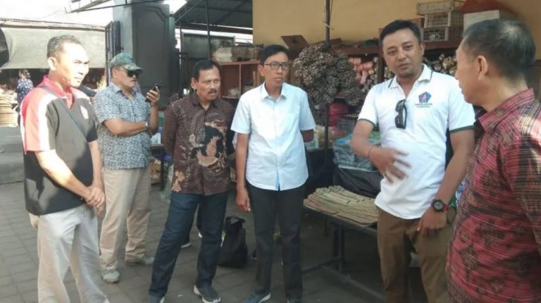 Komisi III DPRD Klungkung Tinjau Pasar Mentigi, Soroti Kemacetan Akibat Pedagang Lancuban Meluber