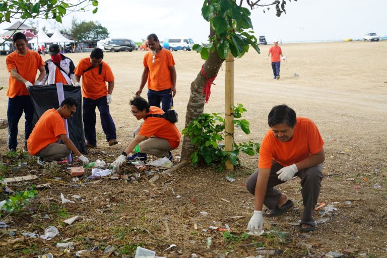 PLN UP2D Bali Gelar Aksi Bersih Pantai Mertasari