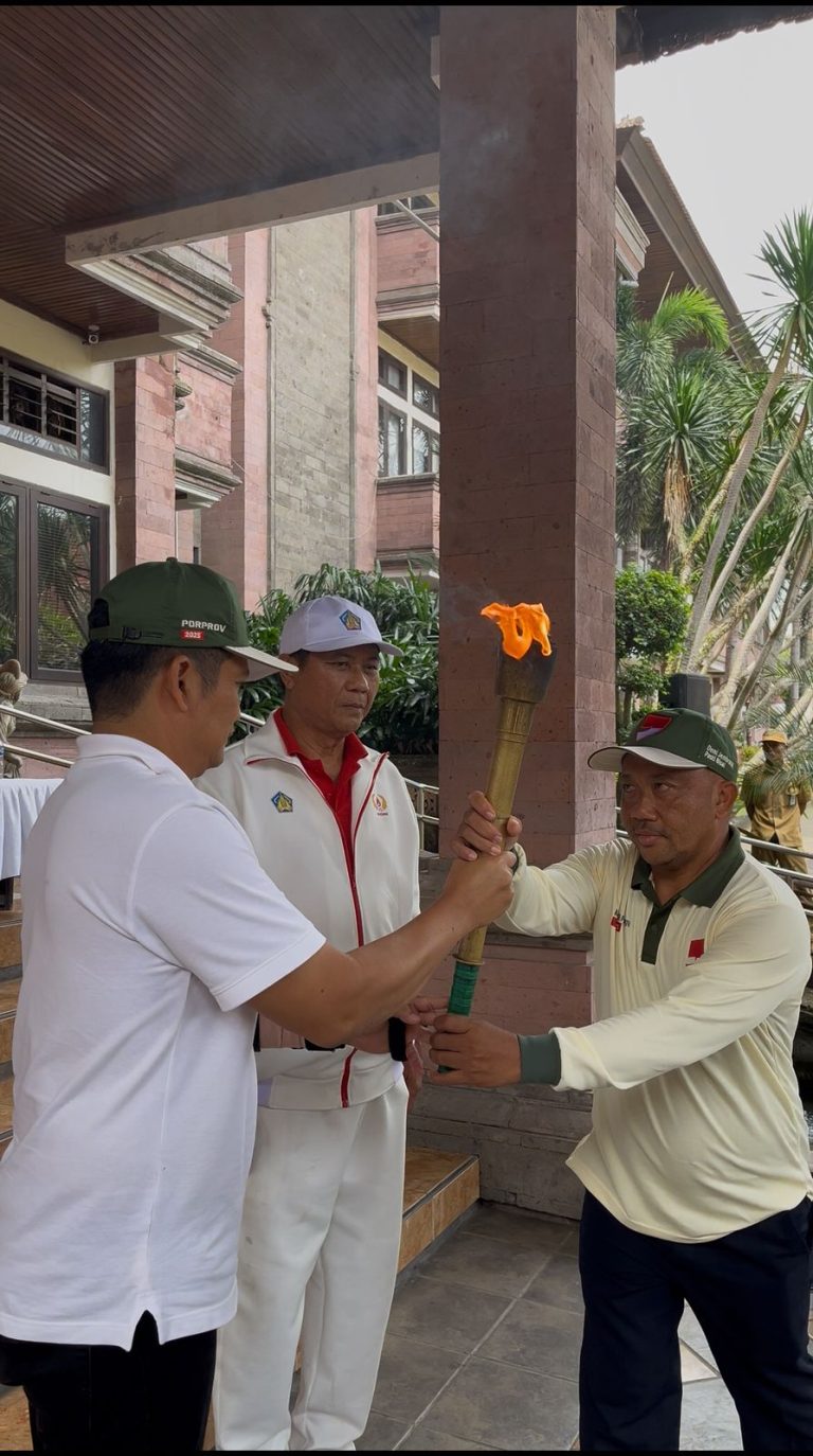 Bupati Kembang Terima Obor Api Porprov XVI Bali 2025, Tanda Semangat Sportivitas Membara