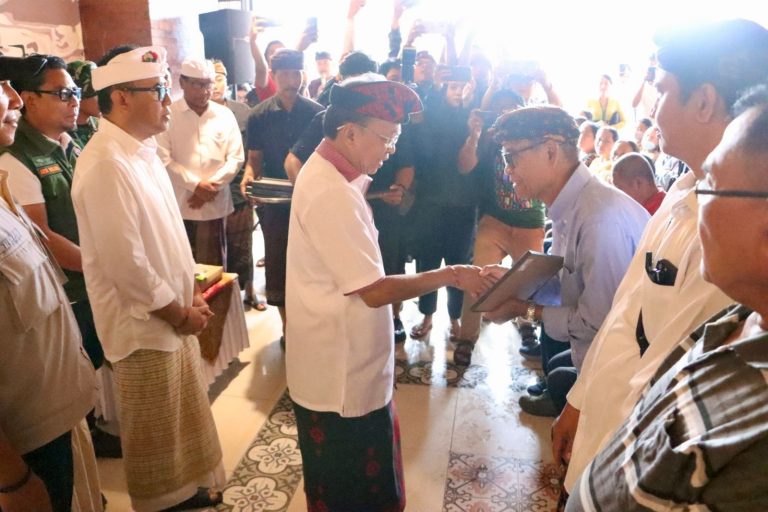 Walikota Jaya Negara, Dampingi Gubernur Bali Serahkan Bantuan Dana Kepada Para Pedagang Terdampak Banjir di Pasar Badung Dan Kumbasari