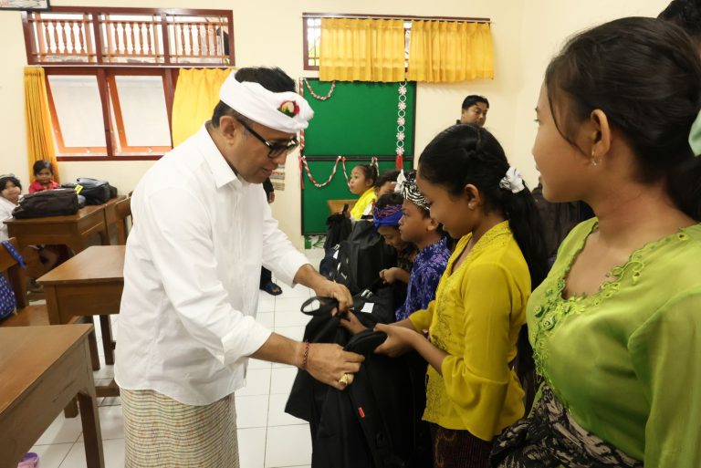 Walikota Jaya Negara Bagikan Paket Perlengkapan Sekolah Kepada Siswa Terdampak Banjir di SD 21 Dauh Puri