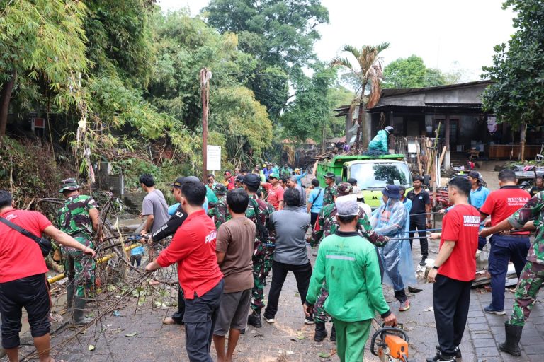 Pemkot Denpasar Terjunkan ASN Fokus Bersihkan Sampah Sisa Banjir
