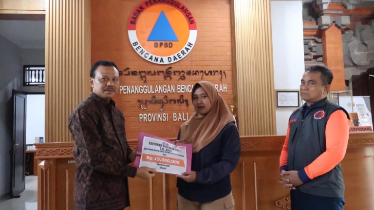 Sekda Dewa Indra Serahkan Santunan kepada Ahli Waris Korban Banjir