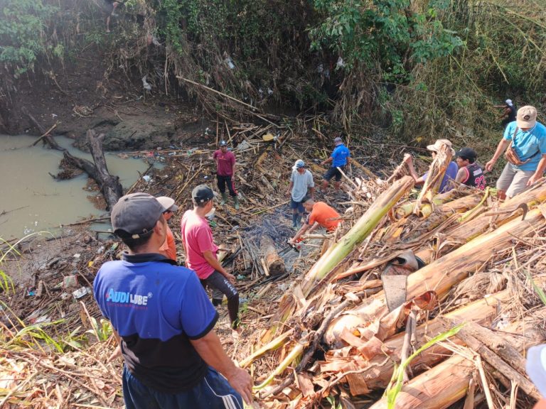 Cek Aliran Sungai, BPBD Jembrana Temukan Tumpukan Sampah