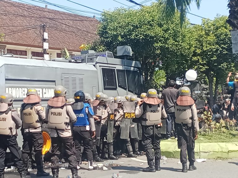 Ratusan Massa Secara Beringas Gerudug BPN Buleleng