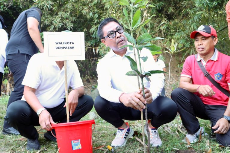 Komitmen Kembalikan Ketangguhan DAS, Wawali Arya Wibawa Dukung Penanaman Pohon di Bantaran Sungai Ayung Denpasar