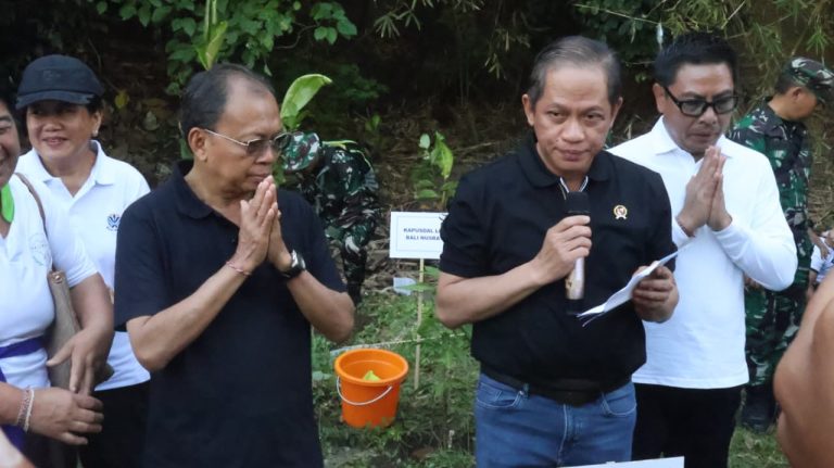Menteri LH dan Gubernur Bali Wayan Koster Tanam Pohon di Taman Kehati Kesiman: Momentum Perbaikan Ketahanan Lingkungan