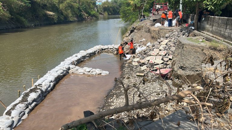 Tangani Senderan Jebol Pascabanjir PUPR Denpasar Gerak Cepat Pasang Kisdam
