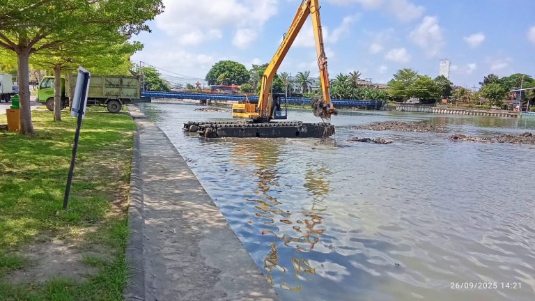 Evaluasi Pascabanjir Bersama Desa Pemogan, BWS Bali Penida Lakukan Pengerukan Waduk Muara