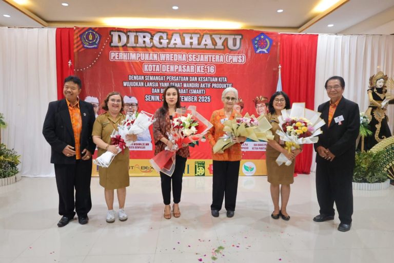 Ny. Ayu Kristi Arya Wibawa Hadiri Puncak HUT ke-16 PWS Kota Denpasar Dorong Program Pemberdayaan dan Inklusif Lansia “SMART”