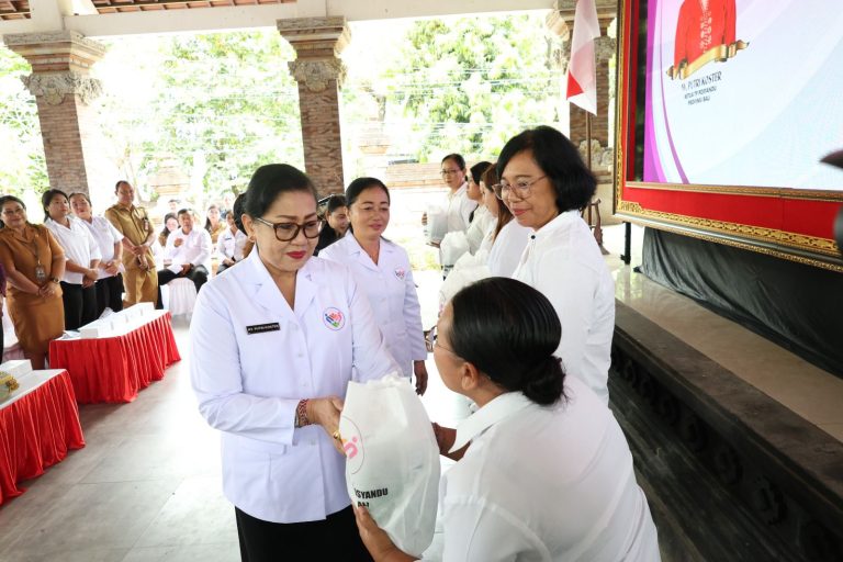 Kader Posyandu Kota Denpasar Terima Pembinaan dan Bantuan dari Tim Pembina Posyandu Provinsi Bali.