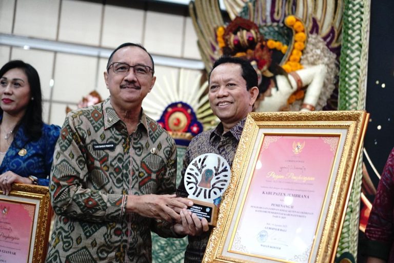 Torehkan Prestasi Gemilang, Kabupaten Jembrana Raih Penghargaan Paritrana Award 2025