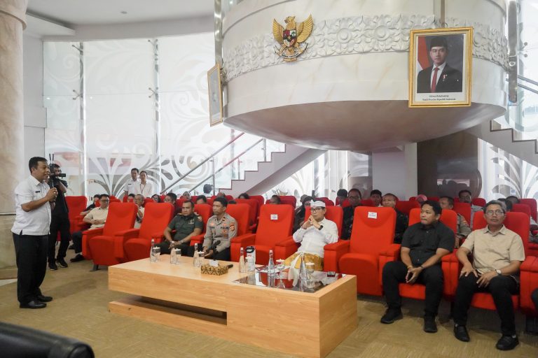 Wujud Komitmen Reformasi Birokrasi Digital di Badung  Adi Arnawa Tinjau Layanan “Kontak Bupati” dan Pengembangan CCTV Analitik