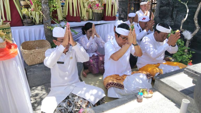 Bupati Hadiri Upacara Melaspas di Pura Tirtha Campuhan Kuta dan Resmikan Monumen Kalpataru