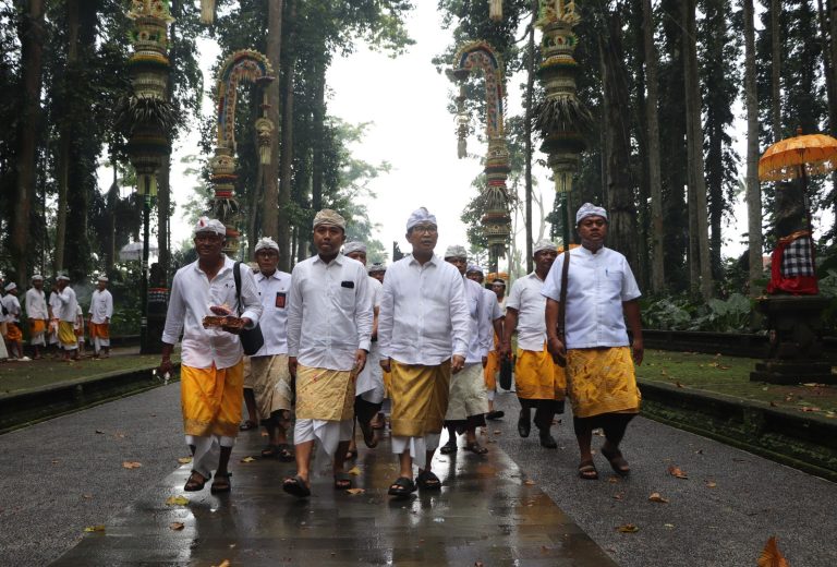 Bupati Adi Arnawa Upasaksi Karya Ngenteg Linggih di Pura Pucak Sari Sangeh