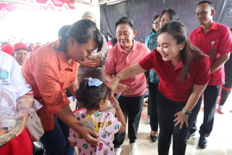 Ny. Ayu Kristi Arya Wibawa Buka Posyandu Paripurna di Lingkungan Wirastya