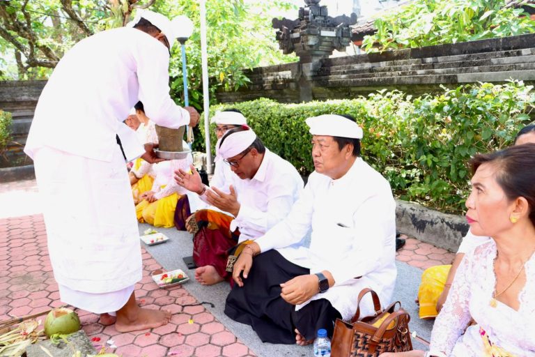 Sekda Alit Wiradana Hadiri Piodalan Padmasana Kantor Perumda Air Minum Kota Denpasar