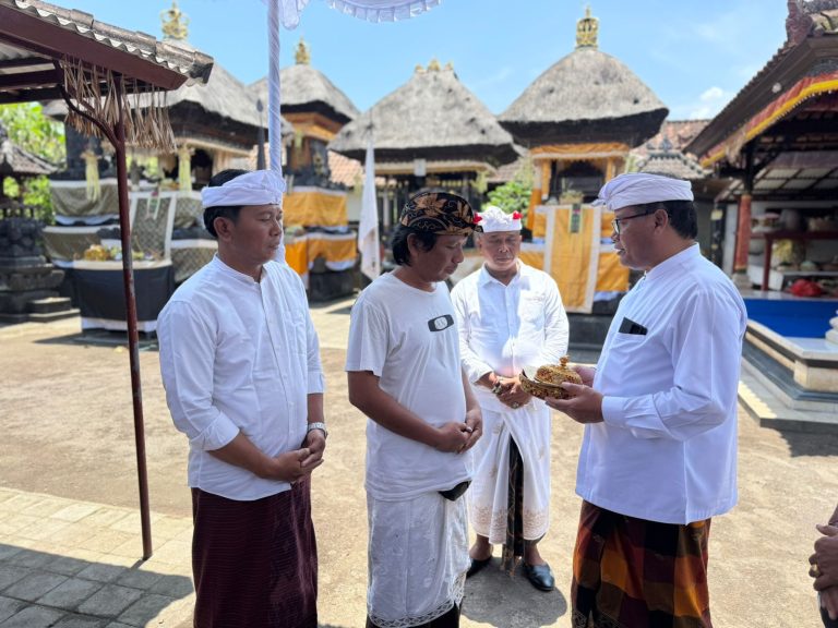 Sekda Alit Wiradana Hadiri Pemelaspasan Bale Kulkul Pura Baris Cina Renon