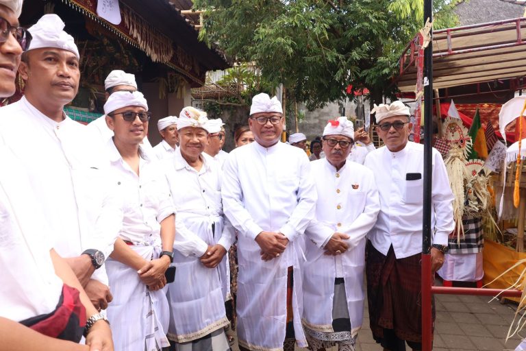 Sekda Alit Wiradana Hadiri Karya Pedudusan Warespati Lan Mupuk Pedagingan di Pura Besakih Batan Kemoning Pemecutan Grenceng