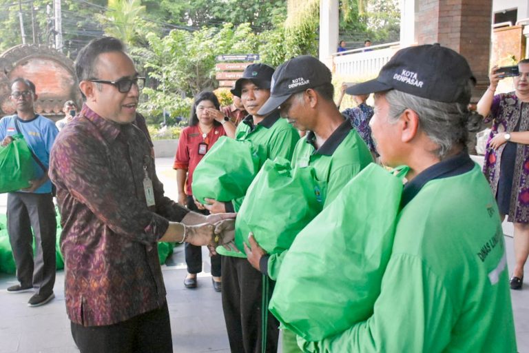Walikota Jaya Negara Apresiasi Kerja Keras Petugas DLHK Wujudkan Kebersihan dan Penanganan Banjir