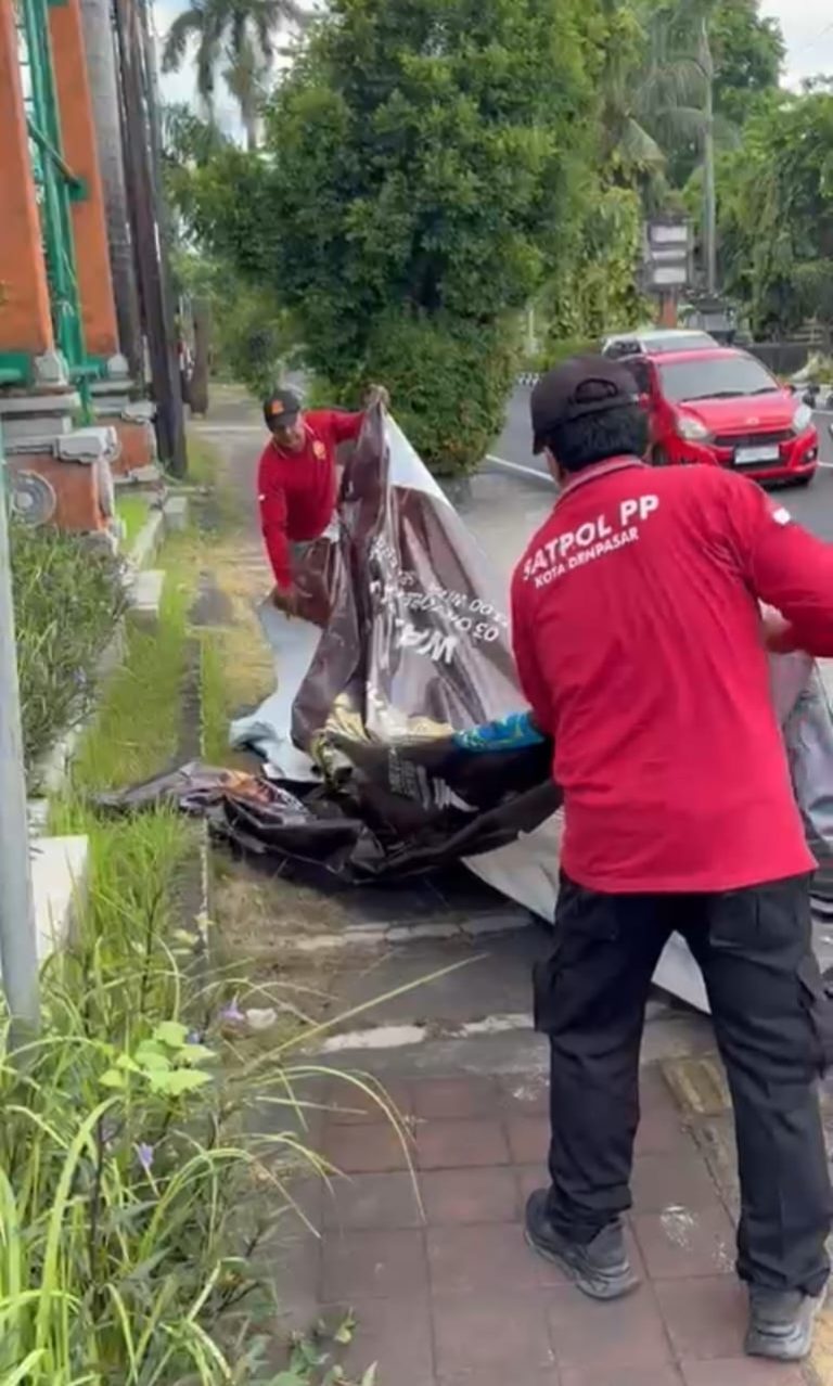 Ciptakan Keindahan dan Kenyamanan Kota Satpol PP Denpasar Kembali Tertibkan Ratusan Baliho dan Spanduk di Sejumlah Ruas Jalan