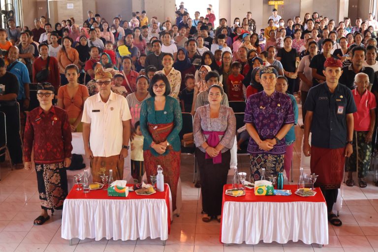 Peduli Keluarga Beresiko Stunting, DKPP Buleleng Bagikan 300 Paket Bahan Percontohan Pangan B2SA