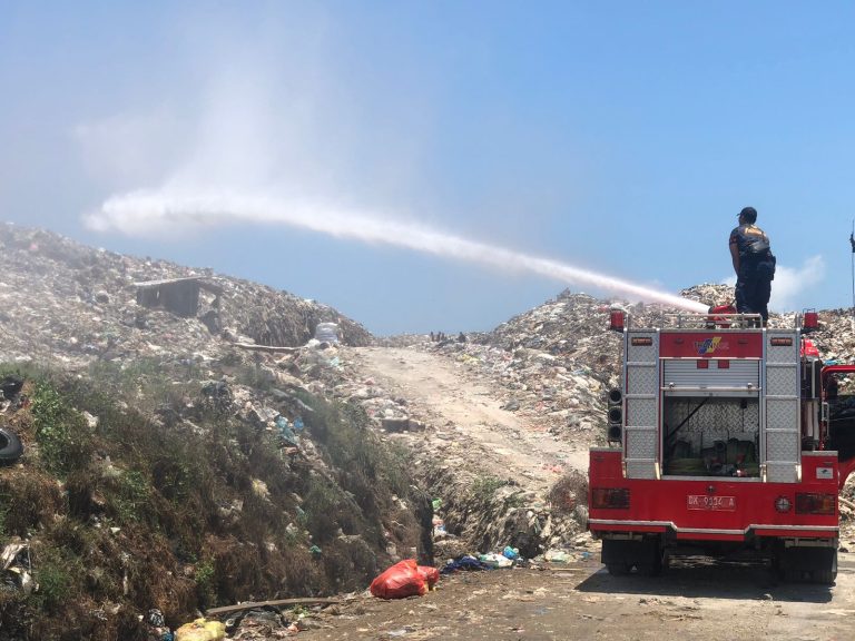 Antisipasi Cuaca Panas, Damkar Denpasar Laksanakan Pendinginan di TPA Sarbagita