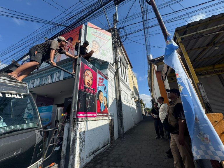 Langgar Perwali 39/2023, Satpol PP Denpasar Tertibkan Reklame Ilegal