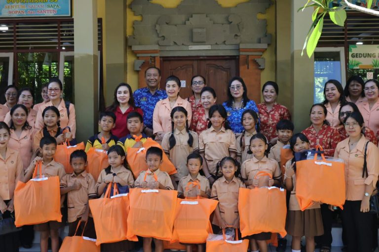 Lakukan Kunjungan Sosial, Berikan Bantuan Alat Perlengkapan Sekolah Bagi Siswa Terdampak Banjir di SDN 18 Pemecutan