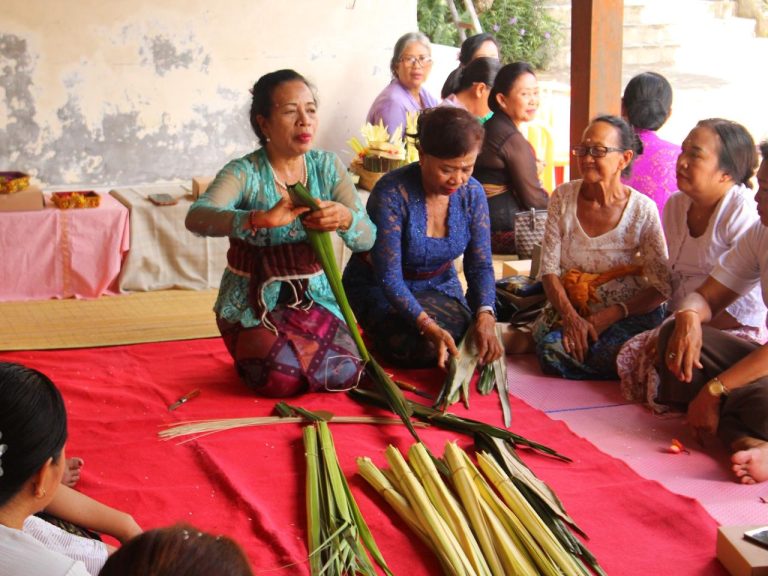 WHDI Denpasar Bekali PKK Banjar Minggir Pelatihan Banten Otonan Ayaban Tumpeng Pitu