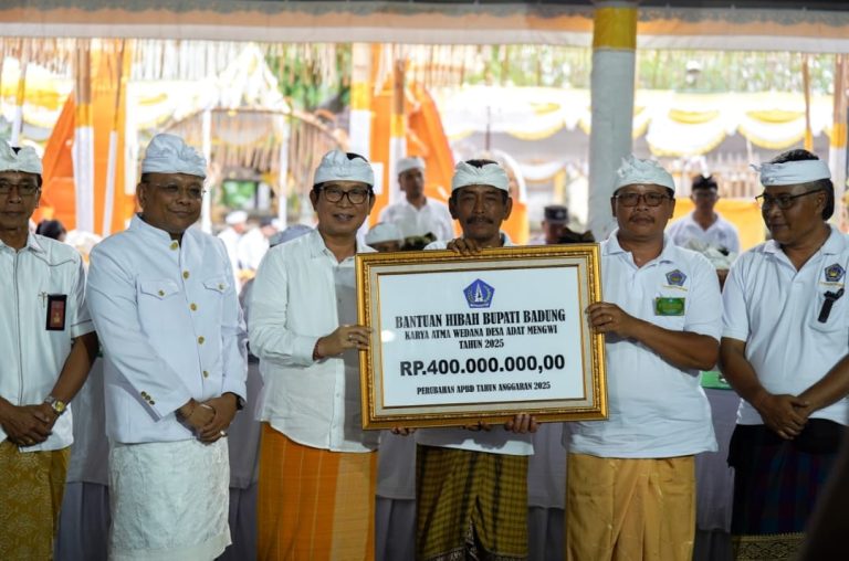 Anggota DPRD Badung Nyoman Satria Hadiri Karya Atma Wedana dan Manusa Yadnya di Desa Adat Mengwi