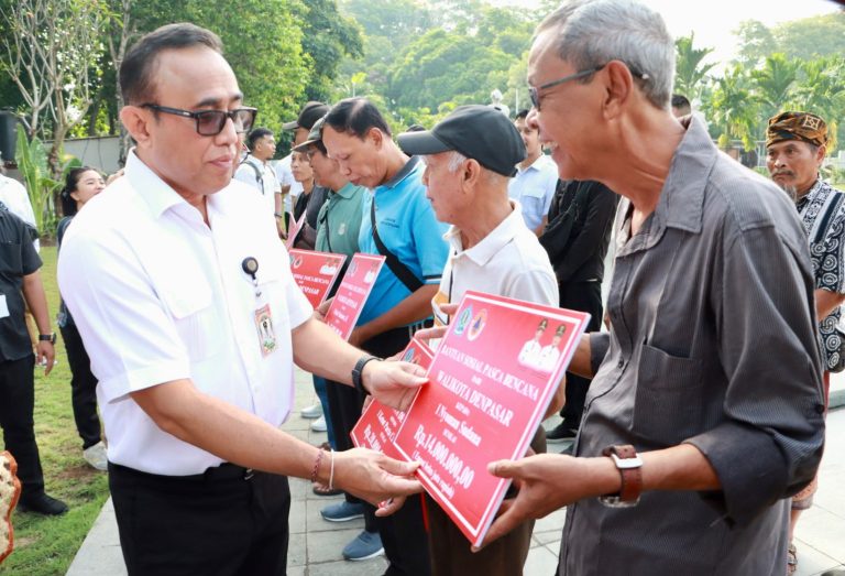 Ringankan Beban Masyarakat, Walikota Jaya Negara Kembali Serahkan Bantuan Sosial Pasca Bencana Secara Bekelanjutan