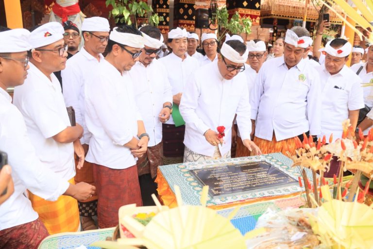 Walikota Jaya Negara Hadiri Karya Padudusan Wraspati Kalpa Agung di Banjar Gunung, Pemogan