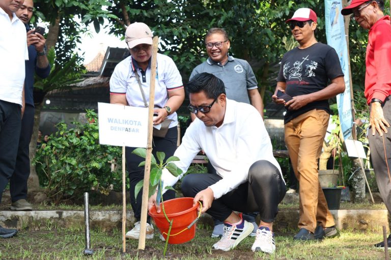 Sebagai Upaya Pelestarian Lingkungan, Arya Wibawa Tanam Pohon Serangkaian Gerakan Gotong Royong Semesta Berencana