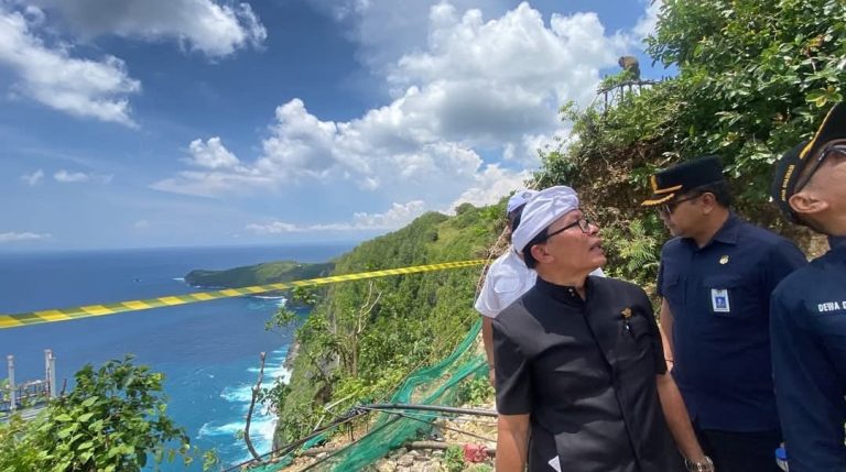 Proyek Lift Kaca di Pantai Kelingking, Desa Bunga Mekar, Nusa Penida Ditutup Sementara