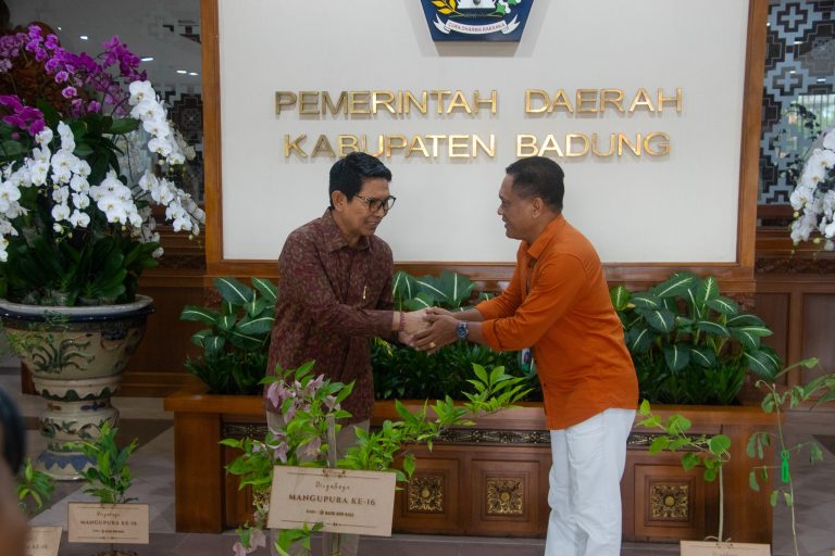 Bupati Adi Arnawa Terima 116 Bibit Pohon dari BPD Bali Cabang Mangupura