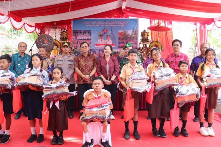 Bagikan Ribuan Set Perlengkapan Sekolah, Bupati Sutjidra Harap Bantuan Seragam Jadi Perda
