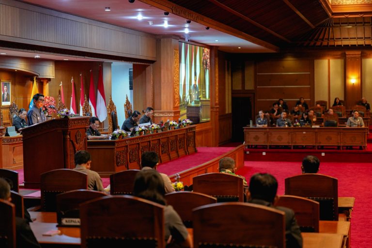 Bupati Sampaikan Jawaban Pemerintah Terhadap PU Fraksi DPRD Badung  Komitmen Wujudkan APBD Sehat dan Realistis