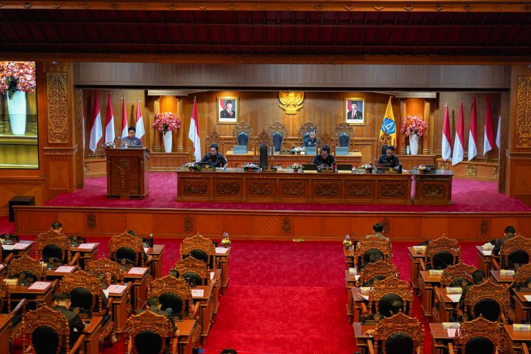 Ketua DPRD Badung Anom Gumanti Pimpin Rapat Paripurna Jawaban dan Tanggapan Pemerintah terhadap Pemandangan Umum Fraksi-Fraksi DPRD Badung