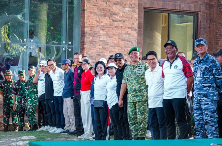 Ketua DPR Badung Anom Gumanti Hadiri Apel Siaga Penanganan Sampah Pantai