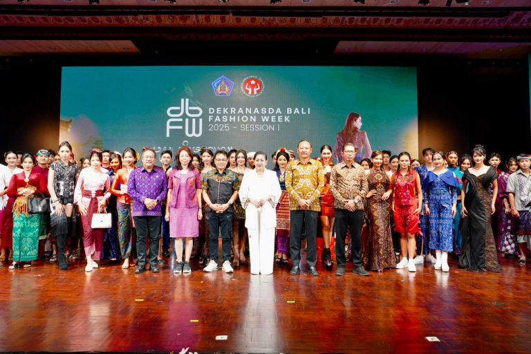 Hari Ketiga DBFW 2025, Siswa SMA/SMK Denpasar Pamer Desain Karya Tenun Lokal