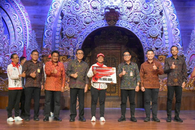 Apresiasi Capaian Kontingen Denpasar Pada Porprov Bali XVI,  Walikota Jaya Negara Serahkan Tali Kasih Kepada Atlet dan Pelatih Peraih Medali