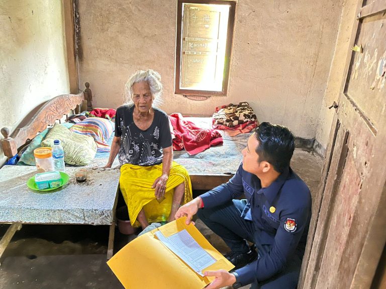 KPU Buleleng Lakukan Coktas Di Desa Subuk Dan Pelapuan, Sasar Pemilih Berusia 100 Tahun