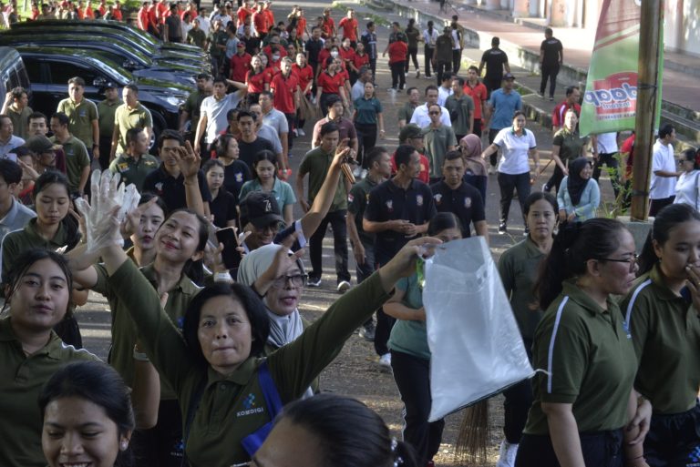 Jadi Rutinitas, ASN Pemkab Jembrana Kompak Turun Tangan Bersih-Bersih di Hari Jumat