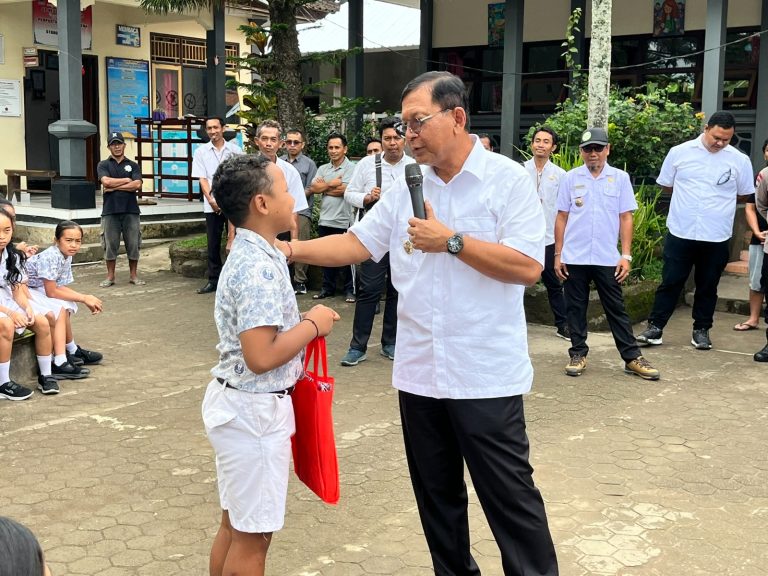 Tinjau Revitalisasi Sekolah di Kecamatan Banjar, Bupati Sutjidra Pacu Pengerjaan yang Tertinggal