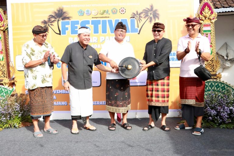 Tekan Inflasi Jelang Hari Raya Galungan dan Kuningan Sekda IB Alit Wiradana Buka Festival Bazar Pangan Yowana Desa Adat Sanur