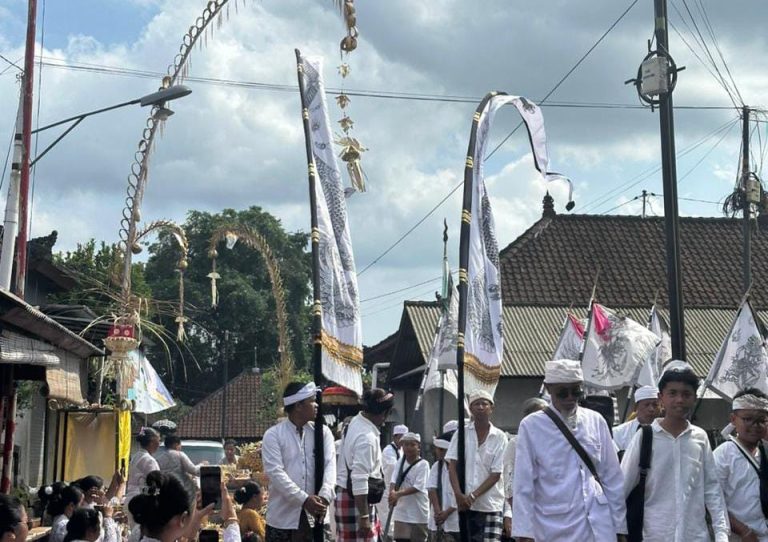 Harmoni Adat dan Bhakti dalam Upacara Sesuhunan Lunga di Desa Perean