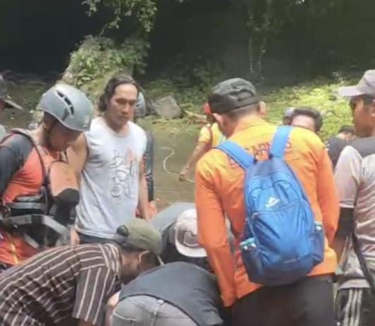 Remaja Tenggelam saat Mandi di Air Terjun Mengening Akhirnya Ditemukan, Keluarga Histeris